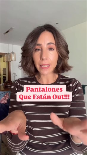 Paulina Tobar on Instagram: "Los pantalones que ya están OUT y IN estás de acuerdo? • Cuadros pequeños → mejor apuesta por cuadros grandes • Evita pantalones demasiado ajustados • Si te gustan las pinzas, opta por corte recto • Si son muy ajustados… arriésgate por un corte globo"
