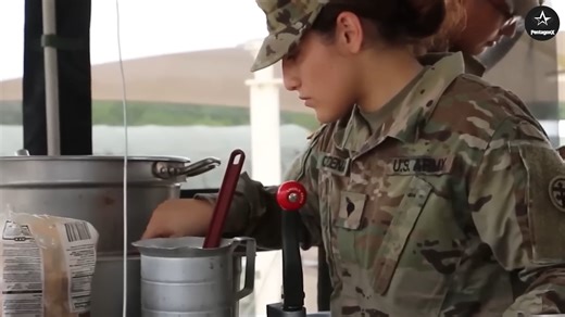 How US military cooks feeding 1000s of soldiers during crazy rush hour in forest