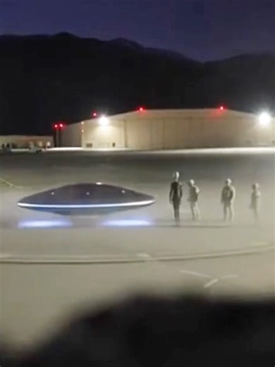 😱 Alien saucer captured taking off from a military base; there's an alien among the military. #noticia #Viral #alien #ufo