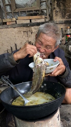 Simple life: Grandpa eats big fish #CaringForTheElderly