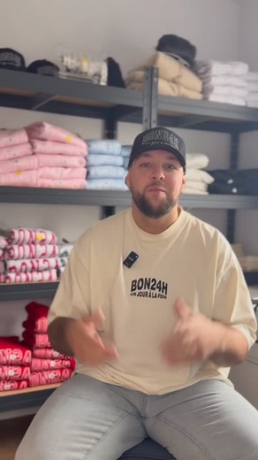 54 reactions | Pack with me! Aujourd’hui j’emballe la commande Bon24h d’Anouk Kica! Vas passer ta commande sur notre site web. #bon24h #packwithme #emballeunecommande #cadeaux #clothingbrand #dons #envoiedecolis | Yannick Goulet | Facebook