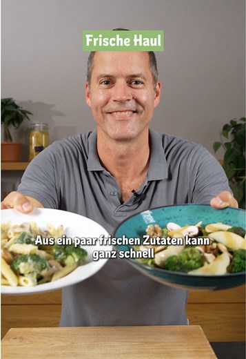 Anzeige | Frisch, regional und jede Menge Möglichkeiten, daraus etwas Leckeres zu machen. Genau das mag ich an der Obst- und Gemüseabteilung bei REWE. 🥦🍎🍄 Diesmal mit dabei: Brokkoli, Champignons, Salat und Äpfel. Ich schaue dabei gern, was gerade Saison hat und möglichst aus der Region kommt. 🌱 Und dann? Aus ein paar frischen Zutaten ganz easy die einfachsten und leckersten Gerichte zubereiten. Rezepte 1: Cremige Brokkoli-Penne mit Pilzen Zutaten (Für 2 Personen): 300 g Penne, ca. 100 g Cha