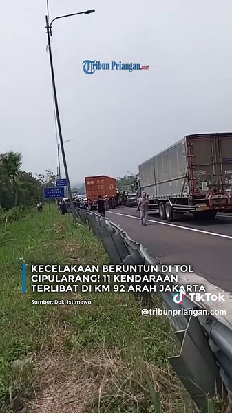 Kecelakaan Beruntun Libatkan 11 Kendaraan di Tol Cipularang KM 92 Arah Jakarta TRIBUNPRIANGAN.COM - Suasana mencekam terjadi di ruas Tol Cipularang KM 92 arah Jakarta setelah insiden kecelakaan beruntun yang melibatkan sedikitnya 11 kendaraan, Rabu (7/10/2026). Benturan keras antar kendaraan membuat arus lalu lintas di sekitar lokasi mengalami gangguan parah. Petugas gabungan langsung bergerak cepat menuju titik kejadian untuk melakukan proses evakuasi dan pengamanan agar tidak terjadi kemacetan