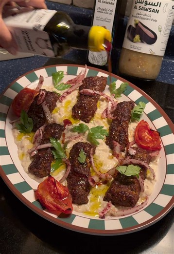 احفظوا الوصفة من الحين لفطوركم برمضان 🌙 @ikkfoods وصفة سهله ولذيذه استخدمت فيها منتجات السوسن جودة منتجاتهم جداً عاليه والطعم لذيذ 😋 كباب بالفرن مع متبل الباذنجان 🍖 المكونات: \t•\tلحم مفروم ( بتلو نسبة 30 بالمية دهون ومفروم فرمتين) \t•\tبصل \t•\tثوم \t•\tفلفل اخضر بارد \t•\tبهارات مشكلة \t•\tبابريكا \t•\tفلفل اسود \t•\tملح \t•\tدبس رمان ، زيت زيتون ، باذنجان مشوي من السوسن \t•\tمعجون فلفلة \t•\tبصل وطماطم وفلفل للتقديم الطريقة: اول شي اخلط البصل والثوم والفلفل الاخضر مع بعض واعصرهم واصفي العص