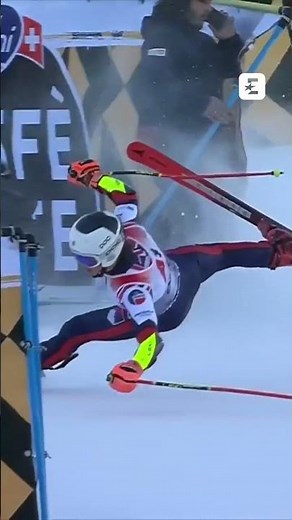 ⛷️😱 Incroyable chute aux mondiaux de ski alpin #shorts #ski