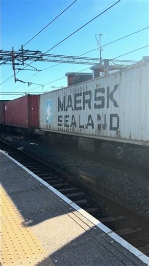 FreightLiner class 66 passing Wolverton #train #class66 #freighttrain #shed
