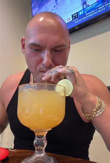 Leo Skepi (@leoskepi)’s video of leos mom bends over in front of leo