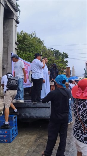 Nakaabot na sa replica sang Bacolod Government Center sa Bacolod City Public Plaza ang mga nagaupod sa Trillion Peso March. | Bombo Bacolod Livestream