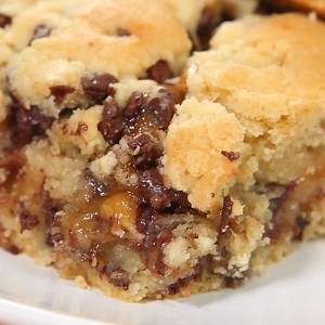 Chocolate Chip Caramel Bars are full of all the delicious things you love. Get the written recipe here: http://bit.ly/2iP4vB4 | Cooking Panda