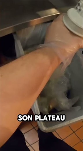 Le client ne savait pas POURQUOI tout le monde regardait son plateau
