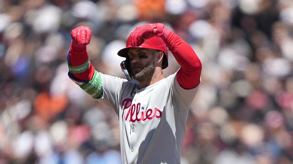 Bryce Harper batea 4 hits en el juego