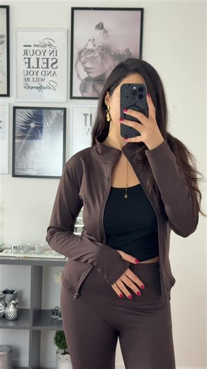 Ensemble sport marron, collant et haut à zip manches longues, confortable et tendance, parfait pour un look athleisure stylé. Brown sports set with leggings and long-sleeve zip top, comfy and trendy — perfect for a stylish athleisure look. . #OuvreTesOffres #TikTokShopBlackFriday #SportStyle #Athleisure #TrendySet