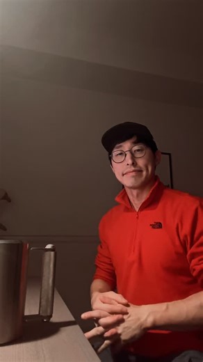 윤효상 (Hyo Sang Yoon) on Instagram: "22lb Heavy Mug Hold ☕️ Elbow off the body. #heavymug #gripstrength #wriststability #armwrestling #training"