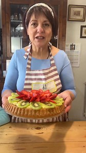 TORTA ALLA FRUTTA 🍓 Una ricetta super gustosa da mangiare nelle giornate più calde 😋Ottima come torta per il tuo compleanno 😉Ingredienti 300 gr farina “0” 🌾 200 gr zucchero200 gr burro 🧈 4 uova 🥚 15 gr lievito per dolci 500 gr fragole 🍓 2 kiwi 🥝 Per la crema 🍮 2 uova 🥚 400 gr latte 🥛 80 gr zucchero 35 gr farina 🌾 1 limone grattugiato 🍋 Vaniglia e cannella #reels #viral #ricetta #frutta #crema #fattoamano | Le Ricette Di Luisa Abruzzesi