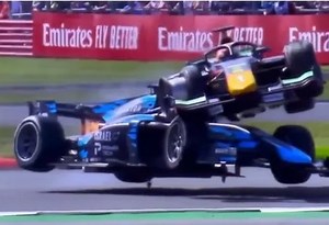 Accident teribil în Formula 2. Ce-a pățit pilotul care s-a trezit cu o altă mașină deasupra sa VIDEO