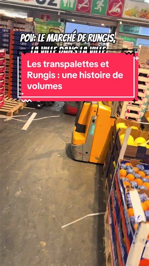 Ambiance Rungis: j'aime trop les transpalettes🥰🥰🥰🥰🥰 Rungis, ce n’est pas juste un marché. C’est un rythme. Des codes. Une réalité terrain. À 3h du matin, pendant que certains pensent pizza au maraîcher pendant la pause, kebab ou bière… d’autres parlent transpalettes, volumes et livraisons. Ici, la communication doit être claire, structurée et alignée avec le réel. Avec l’humain. 📍 Fruits & légumes – Rungis 📲 Communication terrain, pas théorique