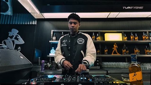 @twenty.onne on Instagram: "Enjoy! for my first liveset in 2026.🤝 (full video is out on YT Partyatthesouth / click link in bio)"