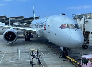 American Flight Attendants Offered Raises, Boarding Pay