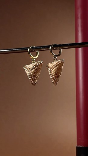 Matière Première on Instagram: "Bien sûr, il existe plusieurs façons de tisser le peyote ! Aujourd’hui, nous vous montrons comment réaliser le peyote en triangle pour créer de magnifiques boucles d’oreilles. . #matierepremiere #savoirfaire #artisanatparisien #hautefantaisie #bijoux #bijouxfaitmain #bijouxlovers #bijouxfantaisie #bijouxhandmade #bijouxtendance #bijouxfemme #bijouxcreateur #bijouxaddict #creation #creative #creationfrancaise #creationbijoux#createurfrancais #createurbijoux #doityo