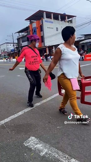 Diversión en el desfile con Manta y Mimo
