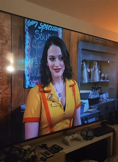 I love 2 broke girls #2broke #2brokegirls👱🏻‍♀️👩🏻 #2brokegirlscaroline