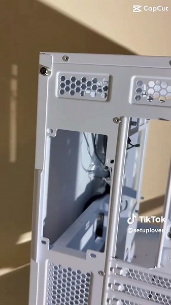 🤍 Meu novo gabinete SuperFrame Fusion Branco simplesmente PERFEITO! Quem ama setup clean e aesthetic vai SURTAR! 😍🎀 #unboxing #setupfeminino #setupgamer #gabineteaquario #setupclean #superframe #femaletech #pinksetup #homedecor #aestheticsetup