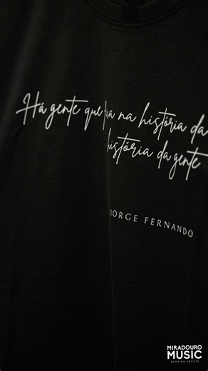 Celebrar 50 anos de carreira é também eternizar as palavras. As que se cantam. As que se vivem. E as que agora podes vestir 💎 ✨ Coleção oficial — JORGE FERNANDO Encomendas: info@miradouro@music.com #JorgeFernando #50AnosDeCarreira #MerchOficial #ColeçãoOficial #Fado #FadoÉPortugal #FadoVivo #MusicaPortuguesa #AsPalavrasTambémSeVestem #HáFrasesQueFicamNaHistória | Jorge Fernando