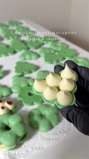 Christmas tree macarons #recipe #christmas #macarons #macarons #christmasmacaron #pistachio