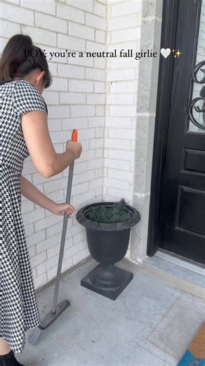 ⬇️ What’s your favorite type of fall? Autumn neutrals? 🍂🤍✨ or EVERYTHING ORANGE 🧡? ⬇️ This year I’m opting for a bit of a neutral fall design, since last year I went more traditional with orange/rust colors. Check out the topiary recipe below ⬇️ - (2) XL pumpkins in white AND (3) mini green pumpkins are from The Round Top Collection (you can also use WALDO25 for 25 % off their products)- (4) brown sprays, (4) twig sprays, and 4” jute ribbon from my etsy shop - any embellishments of choice (I 