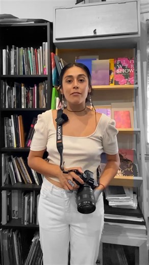 Flach Galería on Instagram: "📸 Curso de Fotografía Básica – Presencial en Flach Galería. Inscripciones en el link de la bio! Últimos cupos! ⚡️✨ Aprovecha este curso de verano y aprende a usar tu cámara con confianza, junto a Micaela Valdivia! 🫶🏽✨ Puedes tomarlo con: ✔️ Cámara propia ✔️ Celular ✔️ Equipo Sony en préstamo 📍 Barrio Lastarria, Villavicencio 301A 🗓️ Desde 24 de enero · 4 sábados 🕥 10 am a 13 pm 👥 Nivel principiante 🔥 Sól