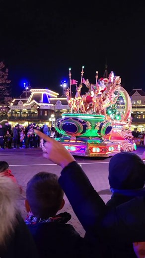 Disney’s Frozen-Style Winter Parade ❄️ #shorts #disney