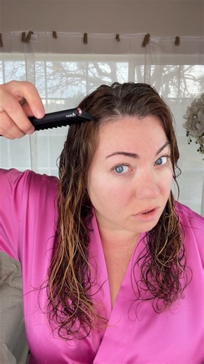 People think “makeup” takes forever… well, they clearly haven’t met a curly girl. Drying curly hair is a WHOLE job and a PROCESS. It’s NOT just wash, dry, done, hair’s “dry.” Nope. Not at all. It’s layers on layers of cream (healing, obviously), hair styler, and of course hair oil. This can take 2–3 hours on a good day… and now that it’s cold? Ohhh, pretty much all day 😂🤣 Moral of the story: when you see a curly girl like me, please say the compliment—because it literally took all day for my h