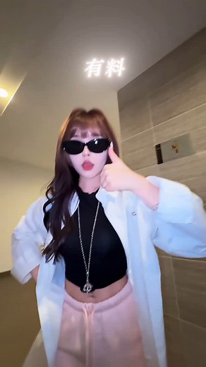 Findy Yong 小粉底 on Instagram: "被我调教后的 别墅里面唱k 水池里面银龙鱼❤️🤟🏻"