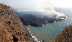 La Palma volcano: Third fissure erupts after eight new earthquakes