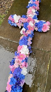🌸 Watch as our talented florist at Simply Flowers brings a 4ft floral cross to life for a beautiful funeral tribute. Using pink germini, lilac roses and eustoma, blue hydrangea and delphinium, pretty pink spray roses, and delicate touches of white hydrangea, we’ve crafted a serene blend of pinks, lilacs, blues, and ivories. 🌿 We crafted this design using an @oasisfloralproductsuk NAYLORBASE® Ideal Floral Foam Cross #FloralTribute #SimplyFlowers #NaturalBeauty #TimelapseMagic #FuneralFlowers #F