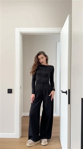 LA.LA.STORE | Жіночий одяг для тебе🌷 on Instagram: "Ви б знали, як довго я шукала такі ідеальні палаццо для вас 🤍 (І для себе 😁, взяла обоє) Білі будуть ідеальною базою весною / літом 😍 Чорні зараз 🤌🏼 Штани палаццо - 1200 грн Лонг тканини «масло» - 700 грн Ремінь - 300 грн еко-шкіра, 600 грн шкіряний (на відео шкіряний) Светр - 1150 грн Сумка шоколад - 1200 грн Сумка беж - 890 грн Пиши «+» в коментарях - надішлемо більше фото та допоможемо з вибором ❤️ Direct - для замовлення 💌 Відправляє