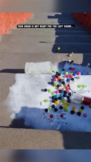 Pop, splatter, pure bliss 🫧🎨 ASMR color chaos 😍 Can't stop watching? #ASMR #Satisfying #BalloonArt #ColorBurst #OddlySatisfying #Relax | Clinton Chung