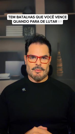 🗣️ Quantas vezes você tentou vencer o/a narcisista no argumento… e saiu se sentindo uma pessoa confusa, cansada, esgotada? Isso não é coincidência. É padrão. O narcisista não quer resolver, quer te prender no ciclo. Enquanto você explica, ele distorce. Enquanto você tenta consertar, ele te faz duvidar de si mesma. E, sem perceber, você vai se perdendo. Aqui está a verdade que quase ninguém te conta: tem guerras que você só vence quando para de lutar. Não é sobre convencer. É sobre sair do campo