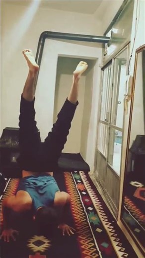 handstand clap push-up