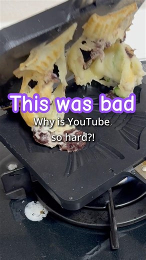 9 Drops of Hot Sauce in Korean Bungeoppang 🌶️ | Spicy Fish Waffle Challenge #Shorts #taiyaki