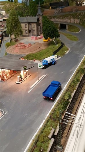 Modellbahn Steinburg. Wer tankt denn da so alles bei BP? #automobile #cars #carmotion #faller #h0
