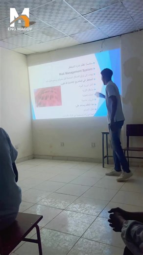 أهم نظم إدارة المشاريع 1. الإدارة التقليدية Traditional Project Management تنفيذ المشروع على مراحل متتابعة، مناسب للمشاريع الواضحة مثل المباني. 2. إدارة الزمن Schedule Management تنظيم البرنامج الزمني ومتابعة مدة الأنشطة لتجنب التأخير. 3. إدارة التكلفة Cost Management التحكم في ميزانية المشروع ومتابعة الصرف. 4. إدارة الجودة Quality Management ضمان مطابقة التنفيذ للمواصفات والكودات. 5. إدارة المخاطر Risk Management توقع المشاكل ووضع حلول مسبقة لها. 6. إدارة الموارد Resource Management تنظيم العما