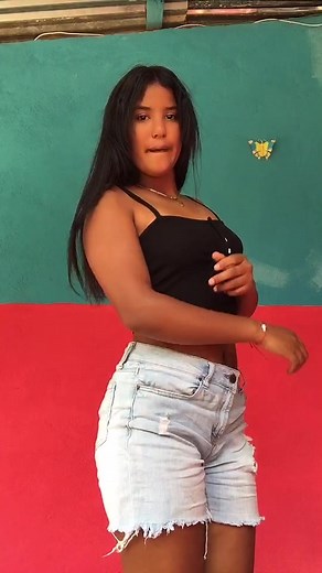 Fashion Inspiration: Stylish Cropped Top and Denim Shorts