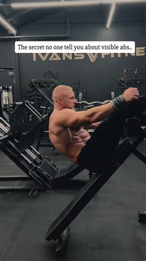 The REAL Secret to Building Abs (No, It’s NOT the Kitchen)” STOP saying abs are built in the kitchen. That’s one of the biggest lies in fitness. You don’t build abs by dieting you reveal them by dieting. You build them by training — hard — just like any other muscle. If you look at my midsection, my abs stay visible even when I’m 11–12% body fat. Why? Because I’ve built actual muscle tissue in my core with progressive overload. Here’s how you do it. 🧠 The Strategy: • Mon / Wed / Fri: Do the two
