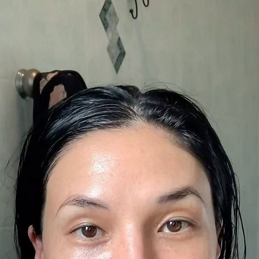 Shelly Marshall on Instagram: "I have a guided step by step 9 minute class using this knuckle massage technique up in my Skin Within Studio under “facial massage”. You can access by using the link in my bio! I use knuckle massage almost every day so I think this is an important video to take notes from (hint hint, save this one, you won’t regret it). You won’t even believe the change you see in your face after doing this for about a week. Not only will you be more chiseled and sculpted, but you’