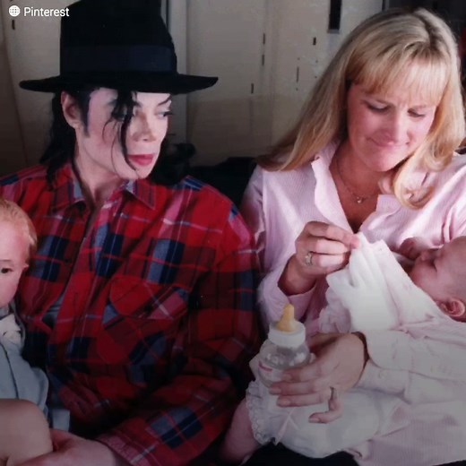 Debbie Rowe était heureuse : elle était mariée à Michael Jackson et serait la mère de ses enfants. Mais elle a vite découvert la vérité… elle n’était qu’un ventre à féconder, et ce qu’il voulait c’était ses gènes, pas son amour. | Années d'Or