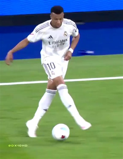 Ele só é umas 5x melhor que o Vini Jr jogando pela esquerda ne, bizarro