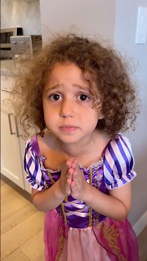 The brave sister find a solution to help little sister Rhia - always help others