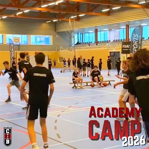 ACADEMY CAMP 2026 🏀 Meer dan de helft van de plekken is al weg… en dat zegt genoeg 👀🔥 Van 24 t/m 26 februari 2026 verandert de Calandhal in dé plek waar jonge spelers uit de regio samenkomen om beter te worden. Drie dagen lang werk je met topcoaches aan: ✅ Game IQ – het spel leren lezen en slimme keuzes maken ✅ Compete level – leren spelen onder druk en met intensiteit ✅ Gameplay – toepassen in 1x1, 3x3 en 5x5 situaties 👀 er wordt gekeken naar spelers voor o.a. de Basketball Academy Voor U12