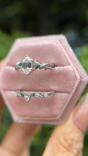 POV: A barefoot bride wandering through a blooming garden🌸✨ Hexagon-cut moissanites sparkle like morning dew, entwined with delicate vine-inspired details - a floral engagement ring set that feels magical and timeless. #moissanite #moissanitering #bridalset #jewelry #unboxing | Lovedenjewelry